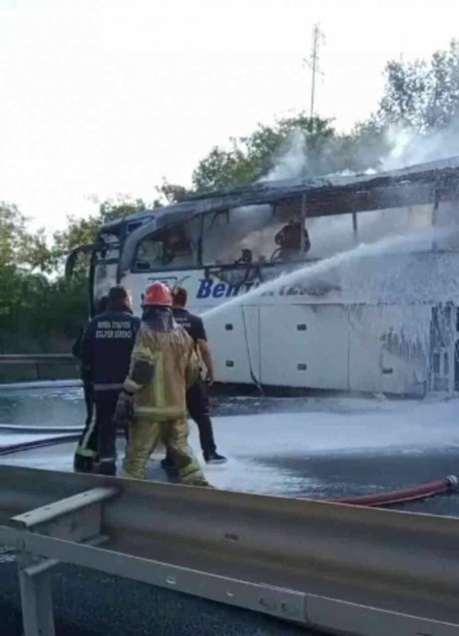 Yolcu otobüsü alev alev yandı; karayolu ulaşıma kapandı