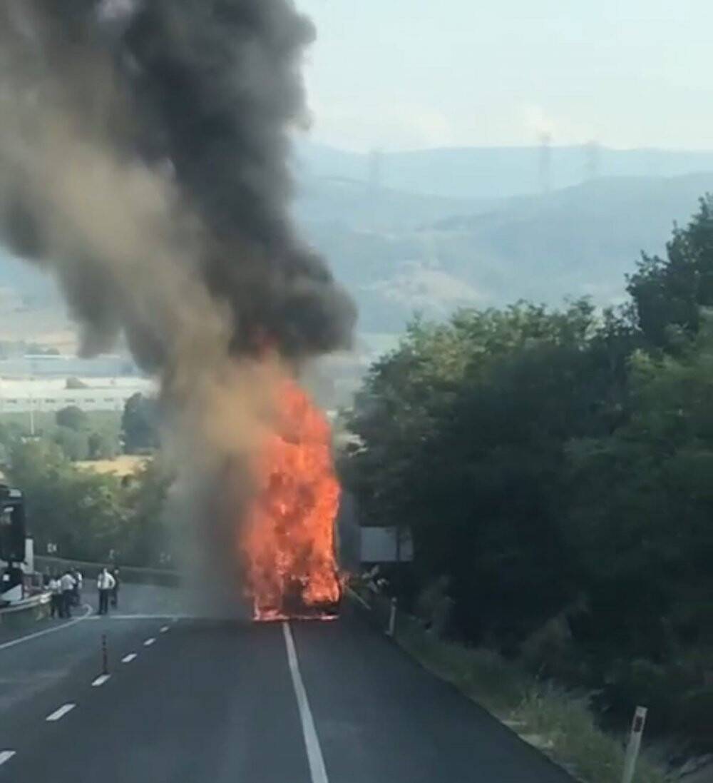 Yolcu otobüsü alev alev yandı; karayolu ulaşıma kapandı