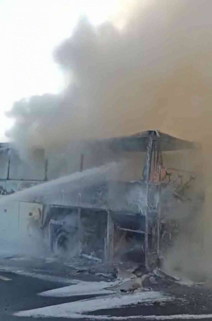 Yolcu otobüsü alev alev yandı; karayolu ulaşıma kapandı
