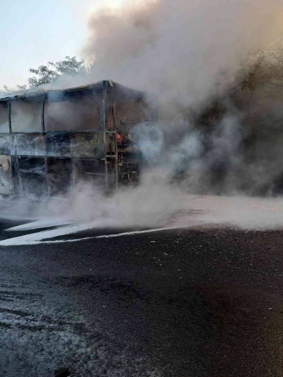 Yolcu otobüsü alev alev yandı; karayolu ulaşıma kapandı