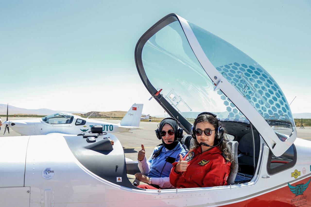 aa-20220802-28552647-28552627-anne-kiz-ayni-okulda-pilotaj-egitimi-aliyor.jpg