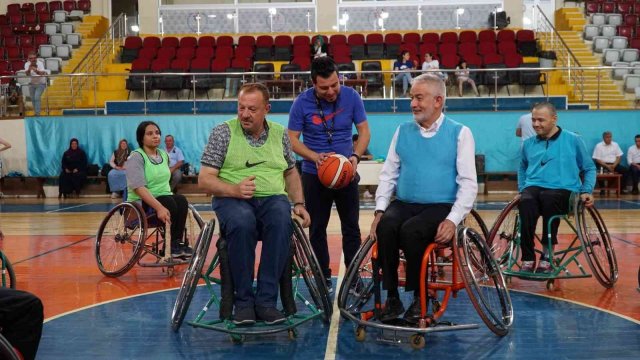 Engelli sporcularla farkındalık maçı yaptılar