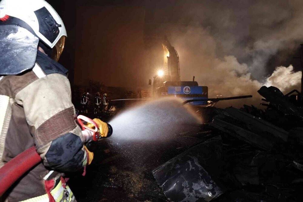 Başkentte palet üretilen iş yerinde çıkan yangın söndürüldü
