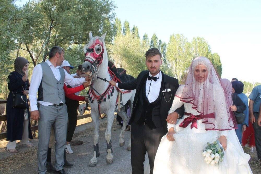 Bu kez ata gelin değil damat bindi