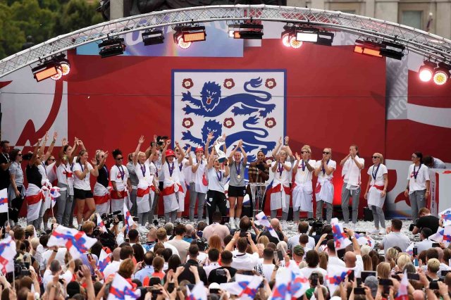 Londra’da binlerce kişi kadın futbol takımının şampiyonluğunu kutladı