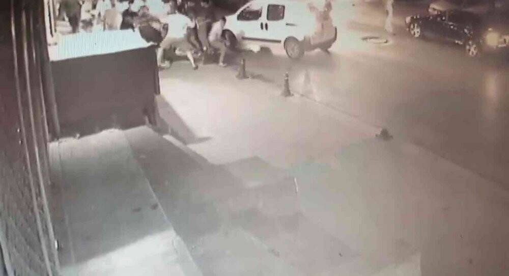 İstanbul'da meydan kavgası: Defalarca tekmelediler