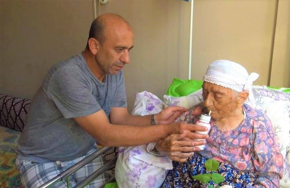 Ömrünü gözü gibi baktığı annesine adadı