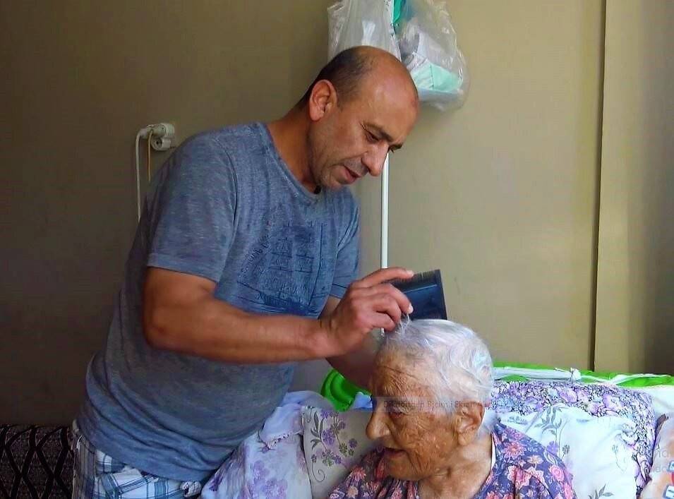 Ömrünü gözü gibi baktığı annesine adadı