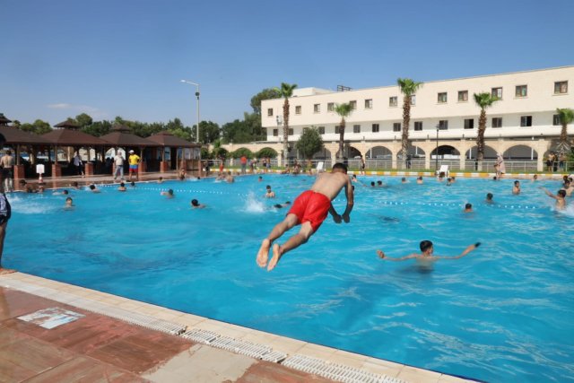 Şanlıurfa’da binlerce kişi belediye havuzlarında serinliyor