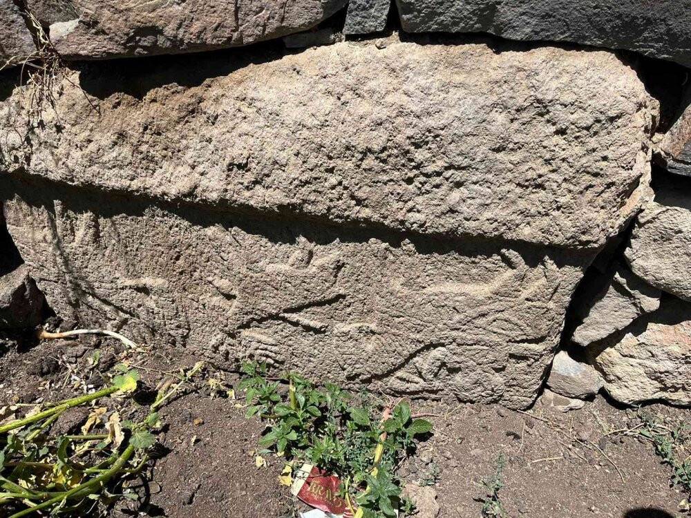 Sarıkamış’ta üzerinde insan figürleri bulunan taş ilgi odağı oldu