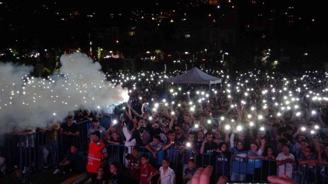 Süper Kupa Finali’ni Millet Bahçesi’nde izlediler, 4-0’lık kupa zaferini böyle kutladılar