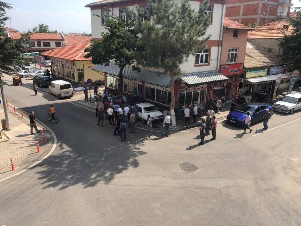 Kontrolden çıkan otomobil kahvehanede çay için müşteriye çarptı