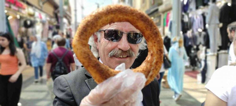 Sıcak havada her gün 20 kilometre yürüyerek takım elbiseyle simit satıyor