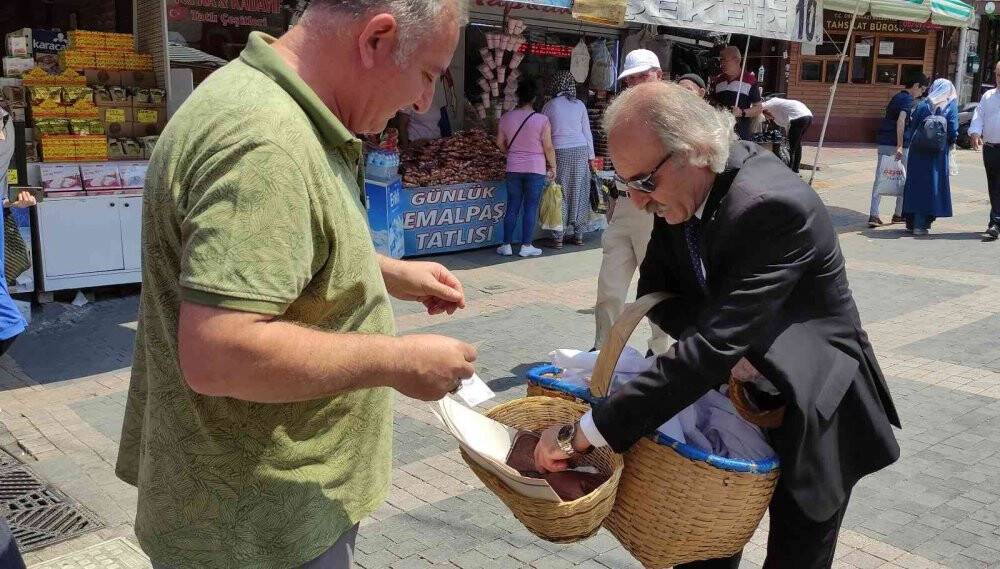Sıcak havada her gün 20 kilometre yürüyerek takım elbiseyle simit satıyor