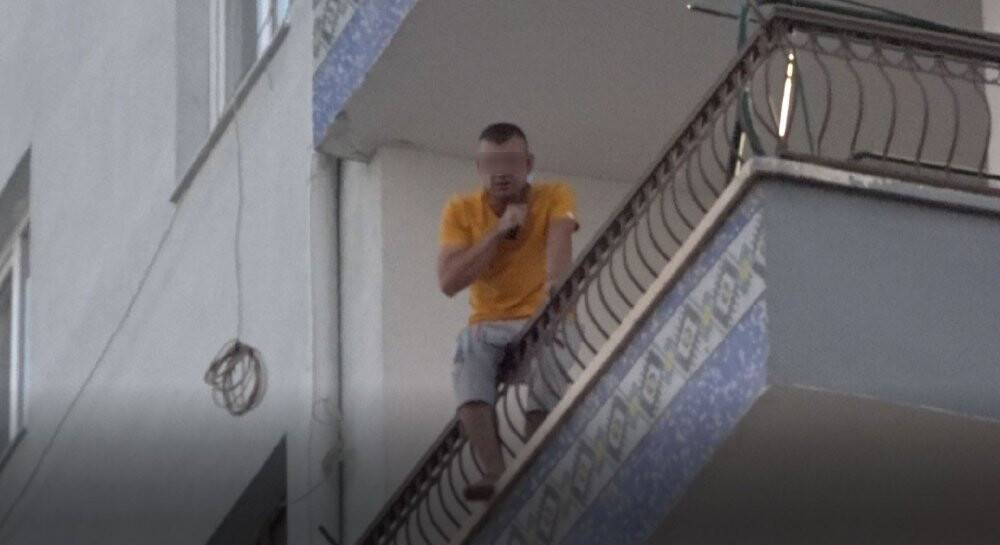 Çocuklarını odaya kilitledi, balkondan bıçakla dehşet saçtı