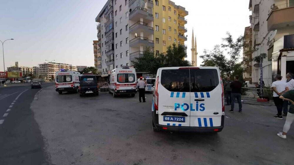 Çocuklarını odaya kilitledi, balkondan bıçakla dehşet saçtı