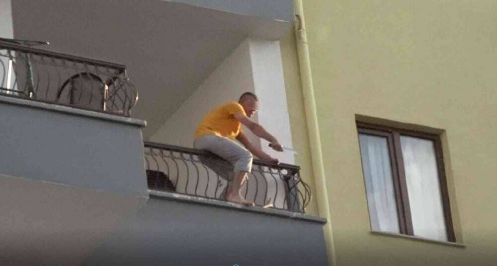 Çocuklarını odaya kilitledi, balkondan bıçakla dehşet saçtı