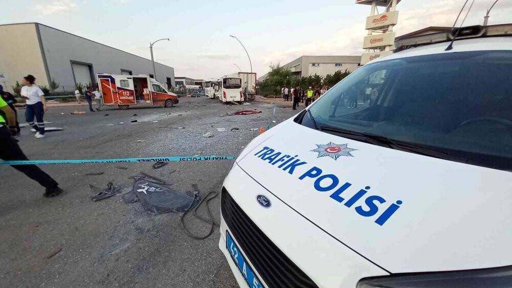 İşçi servisi ile tır çarpıştı: 1 ölü, 25 yaralı