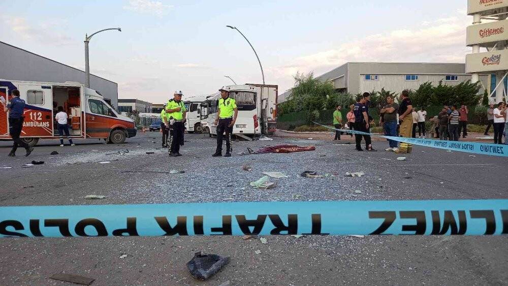 İşçi servisi ile tır çarpıştı: 1 ölü, 25 yaralı