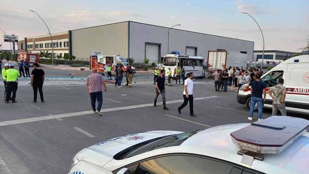 İşçi servisi ile tır çarpıştı: 1 ölü, 25 yaralı