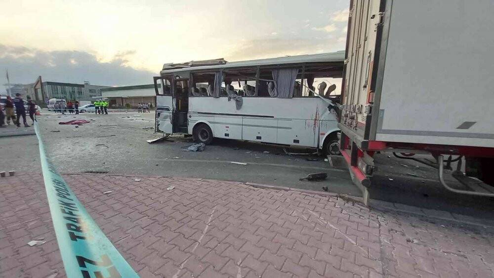 İşçi servisi ile tır çarpıştı: 1 ölü, 25 yaralı