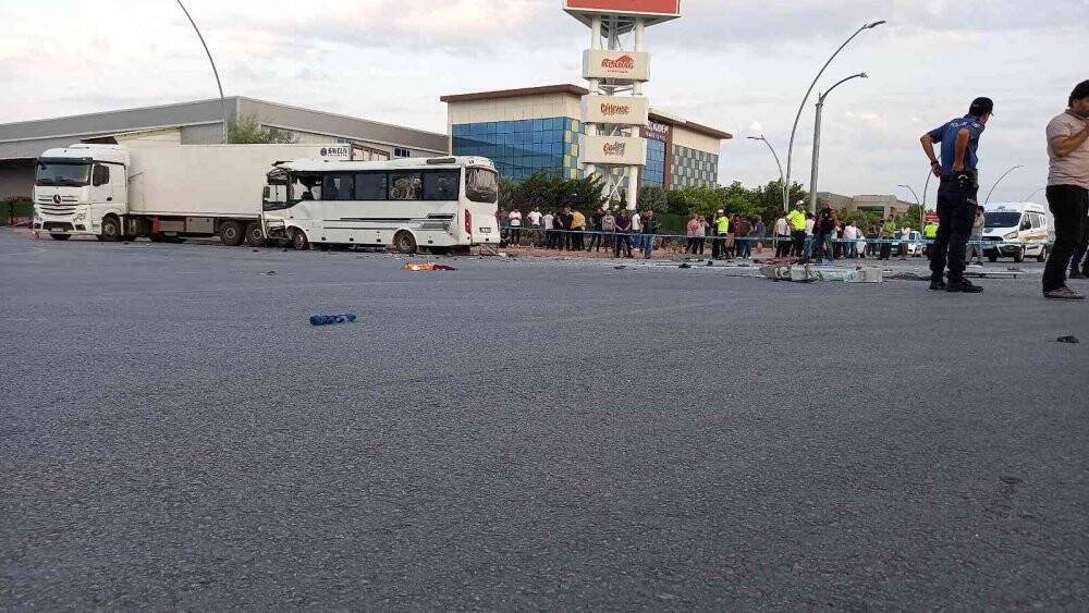 İşçi servisi ile tır çarpıştı: 1 ölü, 25 yaralı