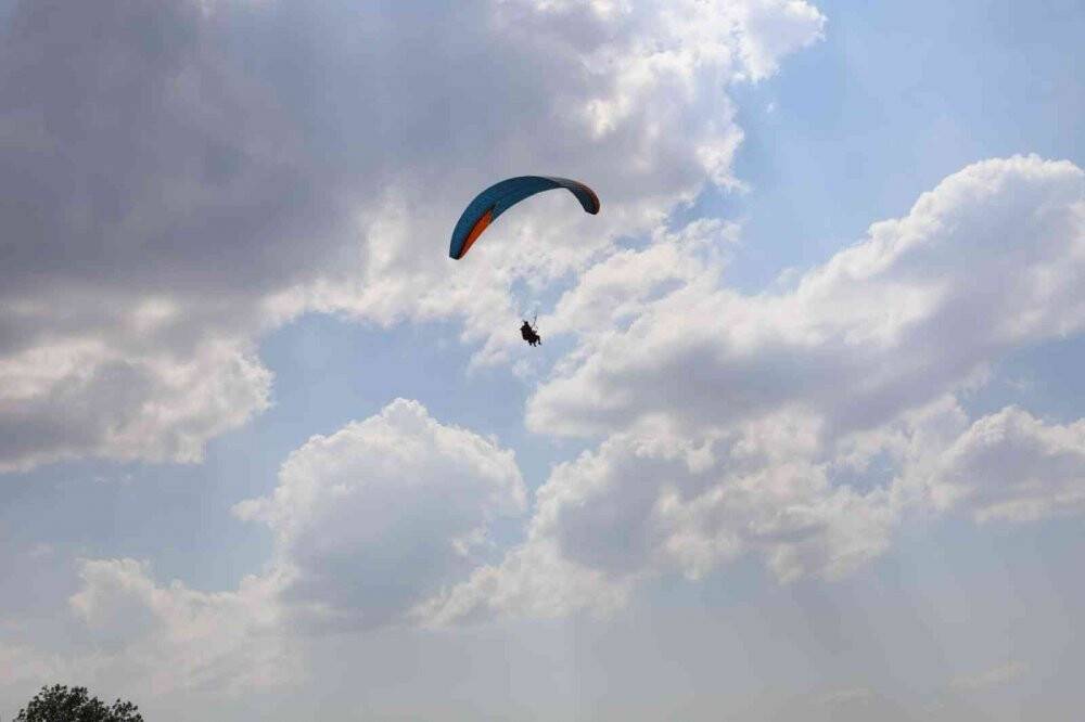 Kayseri Valisi yamaç paraşütü ile uçtu