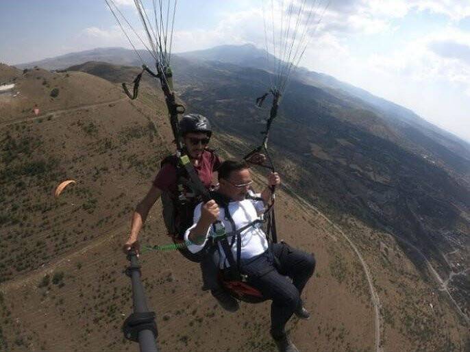 Kayseri Valisi yamaç paraşütü ile uçtu
