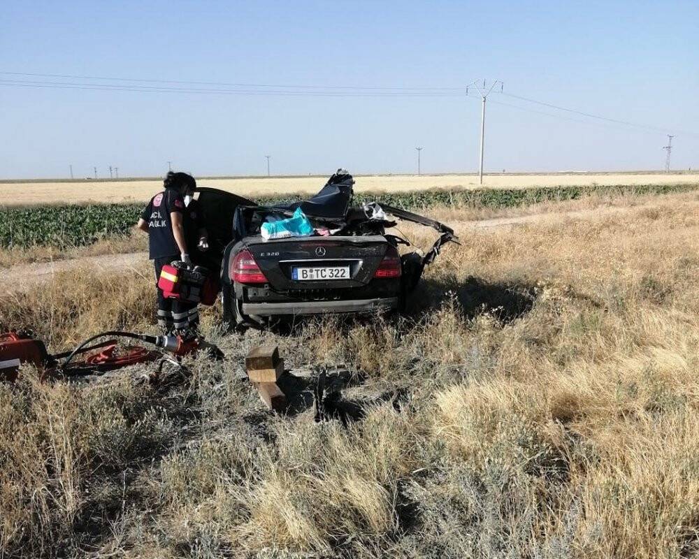 Otomobil tıra arkadan çarptı: 3 ölü