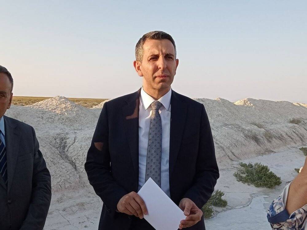 Yavrulamak için Tuz Gölü’ne gelen flamingolara can suyu