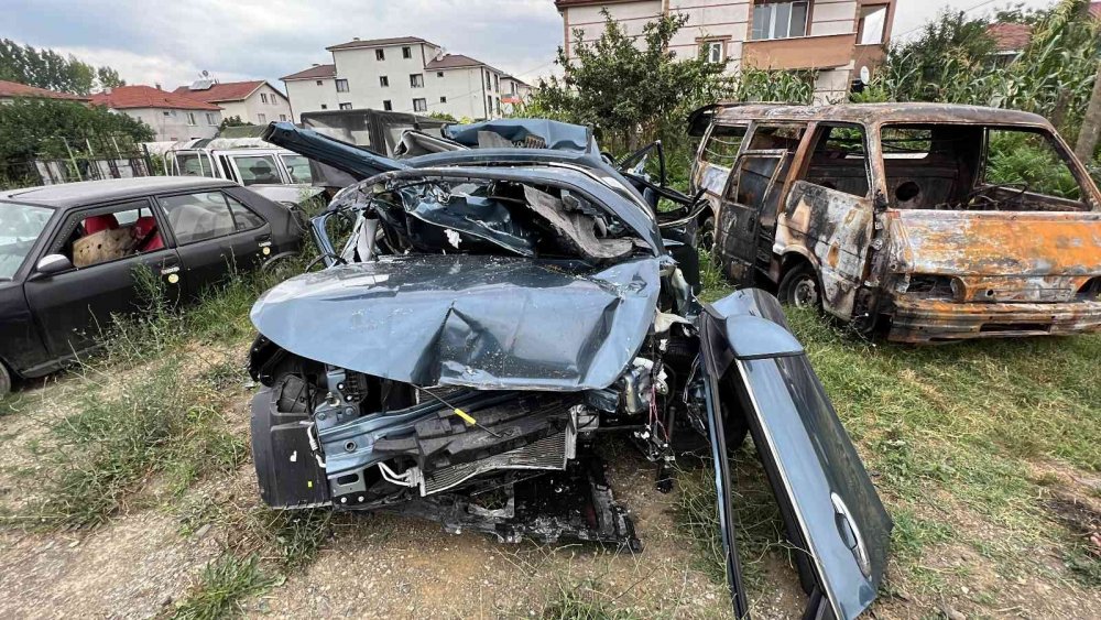 3 kişilik aile mezar olan otomobil hurda yığınına döndü