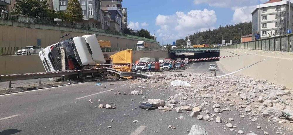 Çekmeköy’de moloz yüklü hafriyat kamyonu devrildi
