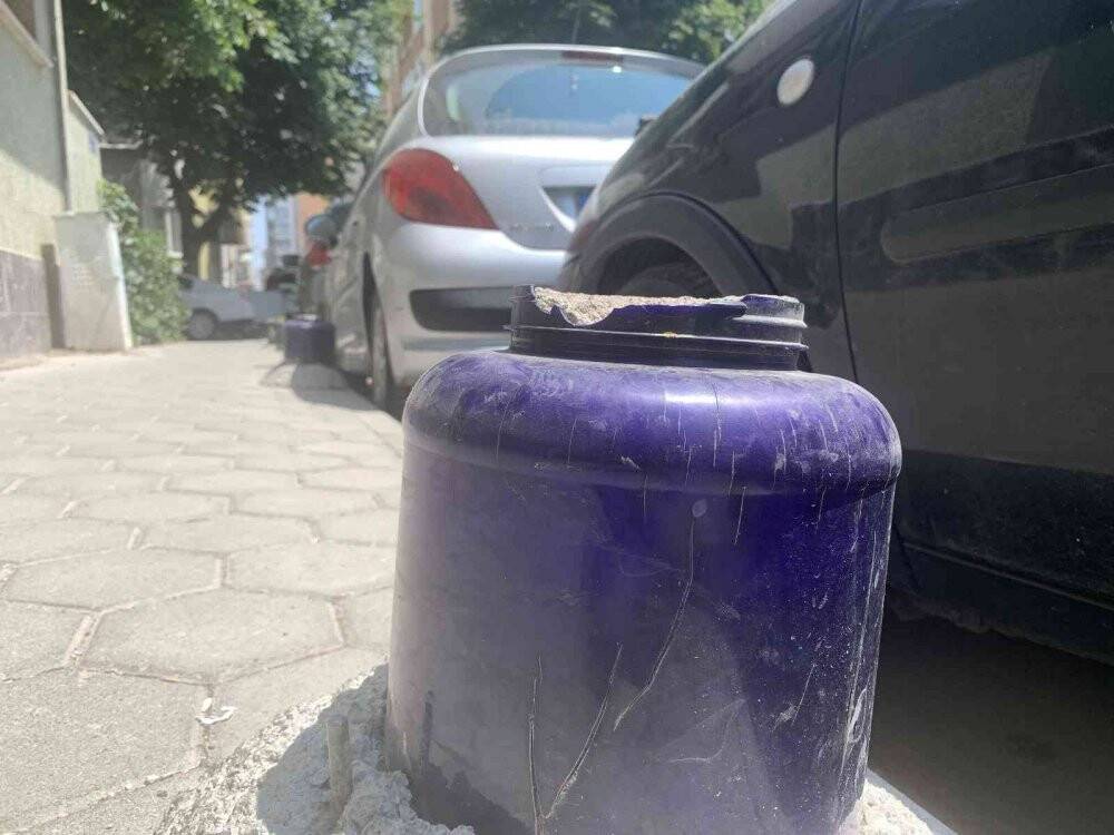 Mahalleli kaldırma çıkan araçları önlemek için kendi dubasını yaptı