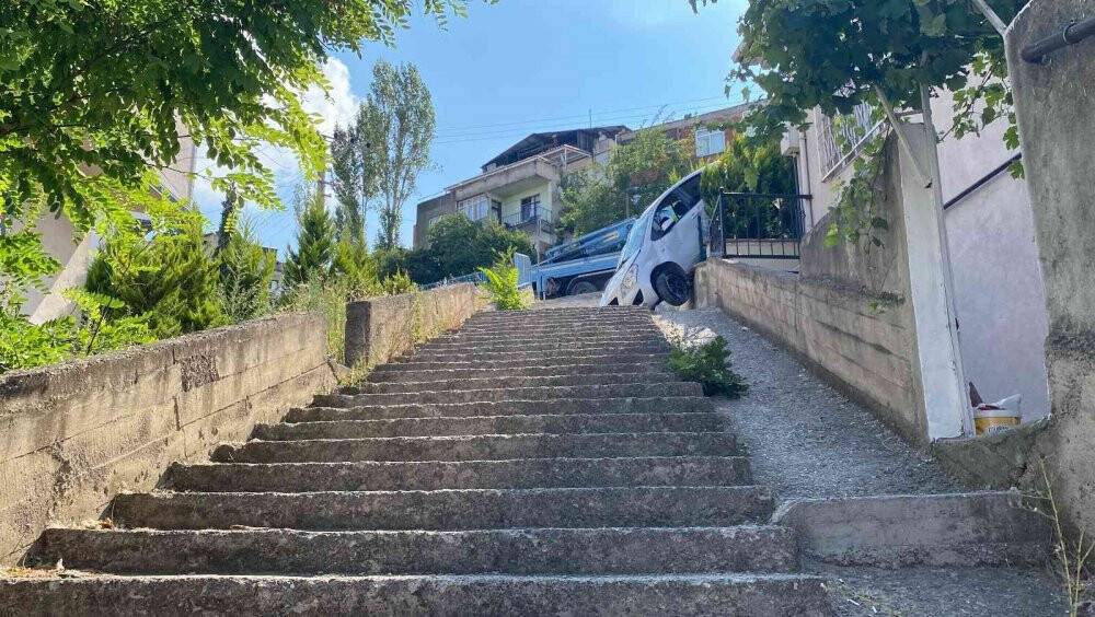 Otomobili ile merdivenlerden indi kazayı yara almadan atlattı