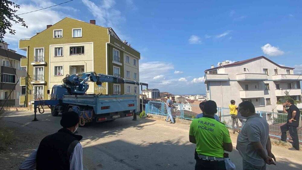 Otomobili ile merdivenlerden indi kazayı yara almadan atlattı