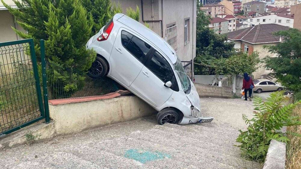 Otomobili ile merdivenlerden indi kazayı yara almadan atlattı
