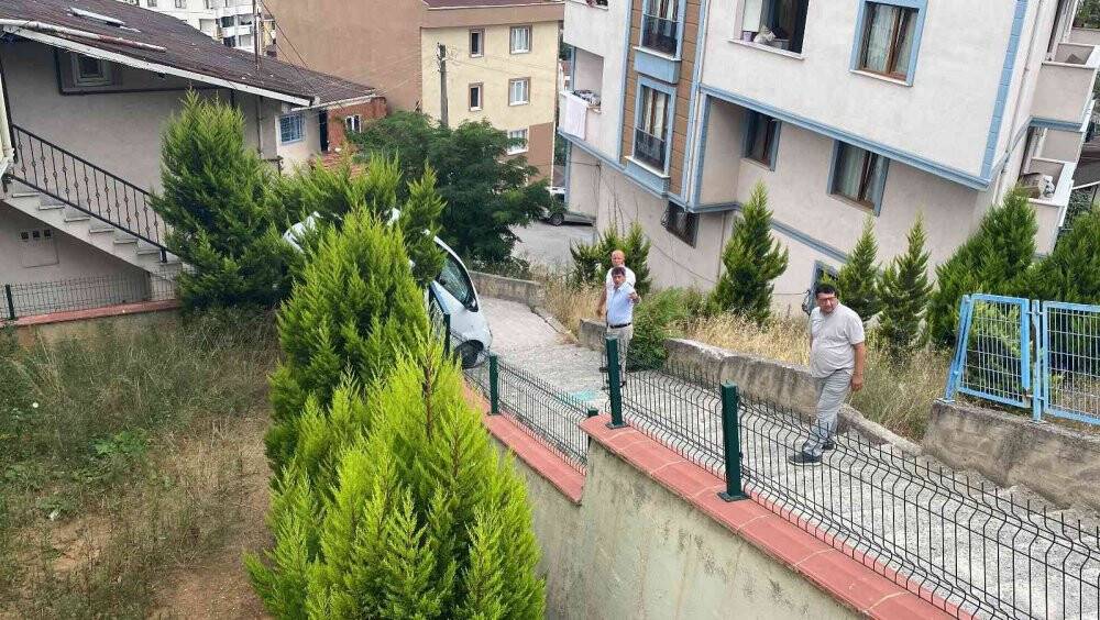 Otomobili ile merdivenlerden indi kazayı yara almadan atlattı