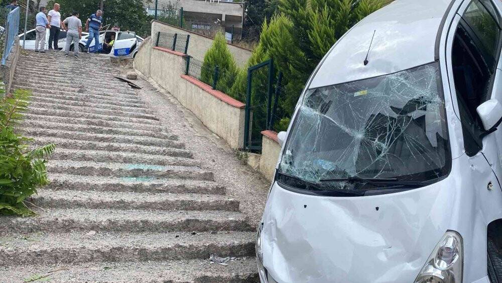 Otomobili ile merdivenlerden indi kazayı yara almadan atlattı