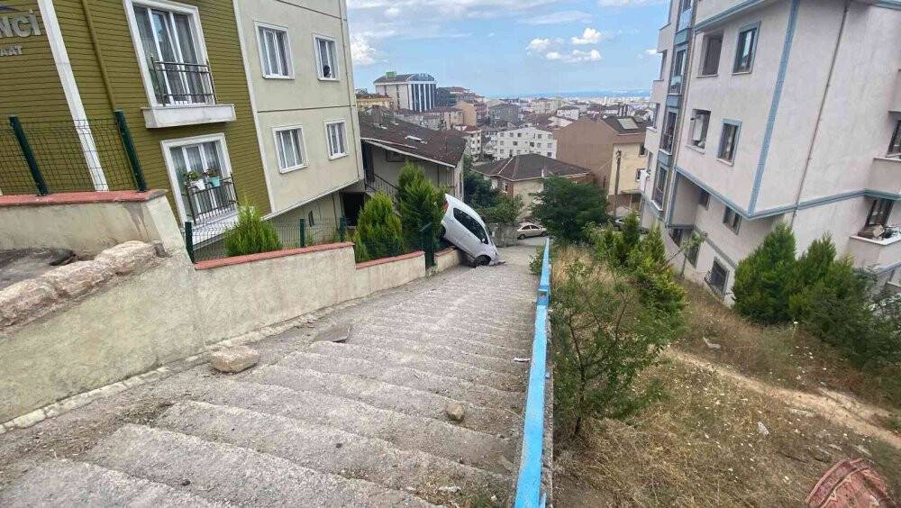 Otomobili ile merdivenlerden indi kazayı yara almadan atlattı