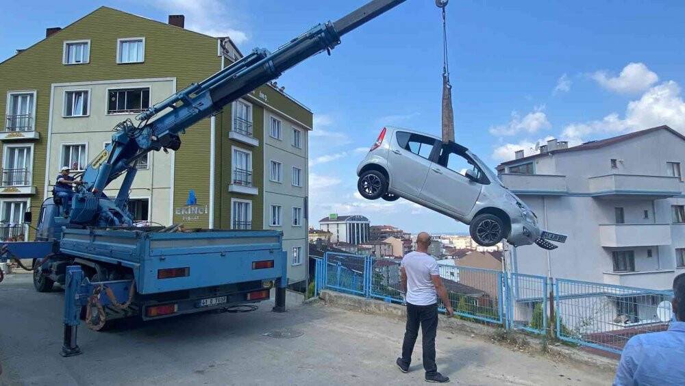 Otomobili ile merdivenlerden indi kazayı yara almadan atlattı