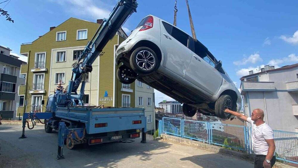 Otomobili ile merdivenlerden indi kazayı yara almadan atlattı