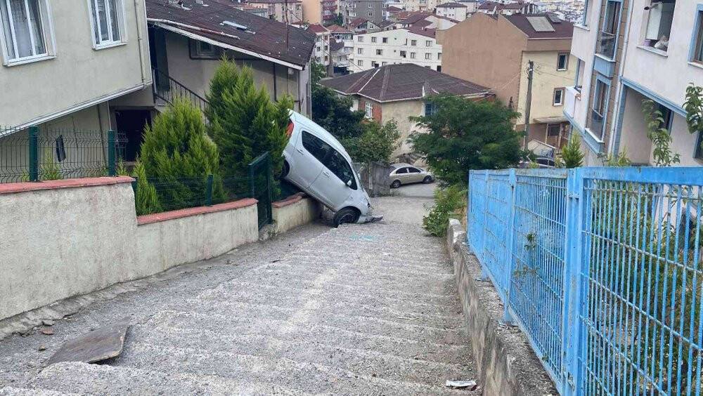 Otomobili ile merdivenlerden indi kazayı yara almadan atlattı