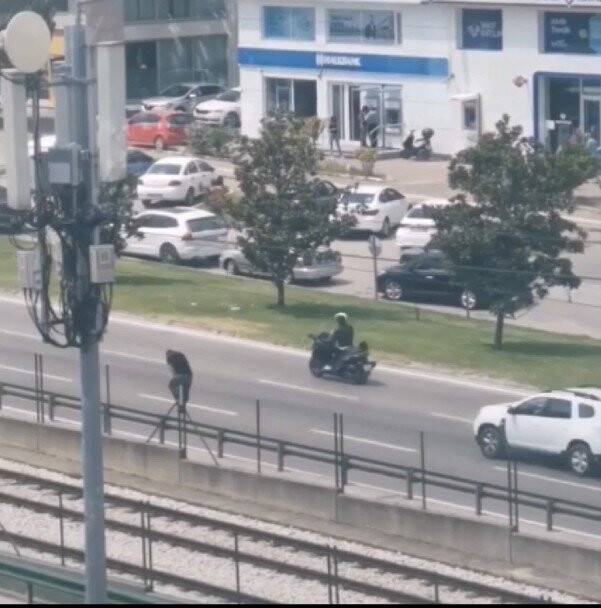 Yolun karşısına geçmek için canını hiçe saydı