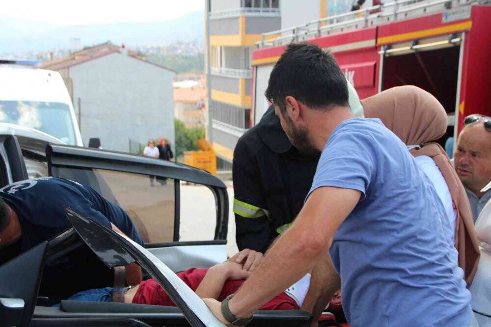 Akşehir'den düğüne giden aile kaza yaptı, 3 kişi yaralandı