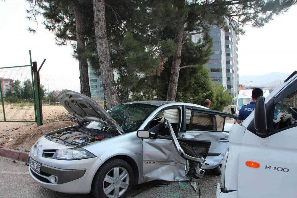 Akşehir'den düğüne giden aile kaza yaptı, 3 kişi yaralandı