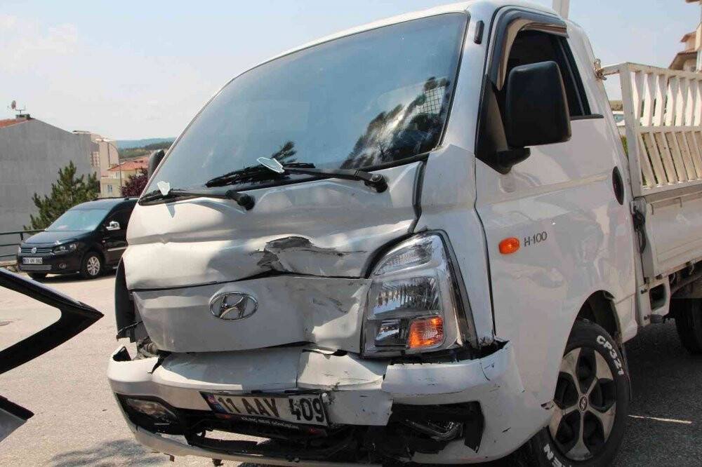 Akşehir'den düğüne giden aile kaza yaptı, 3 kişi yaralandı