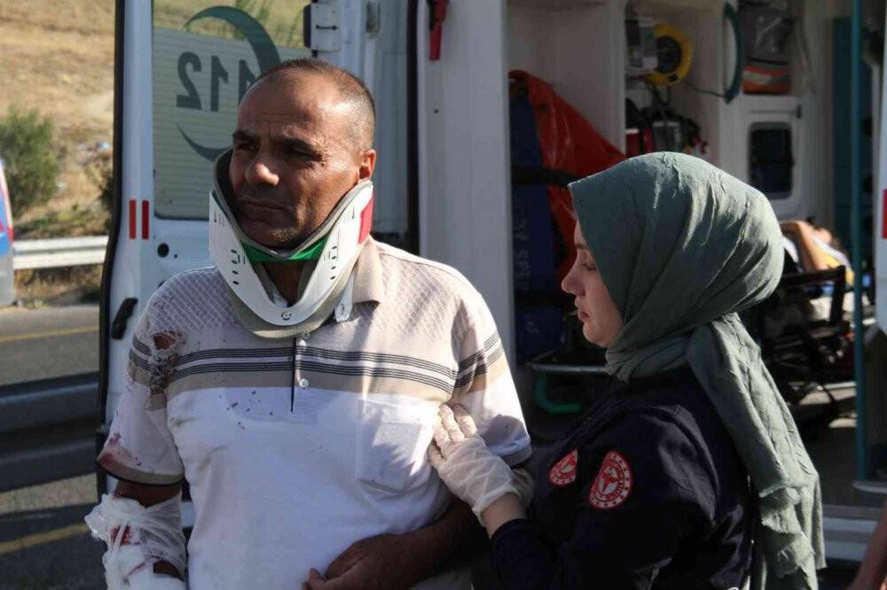 Düğünden dönen minibüs yan yattı: 14 yaralı