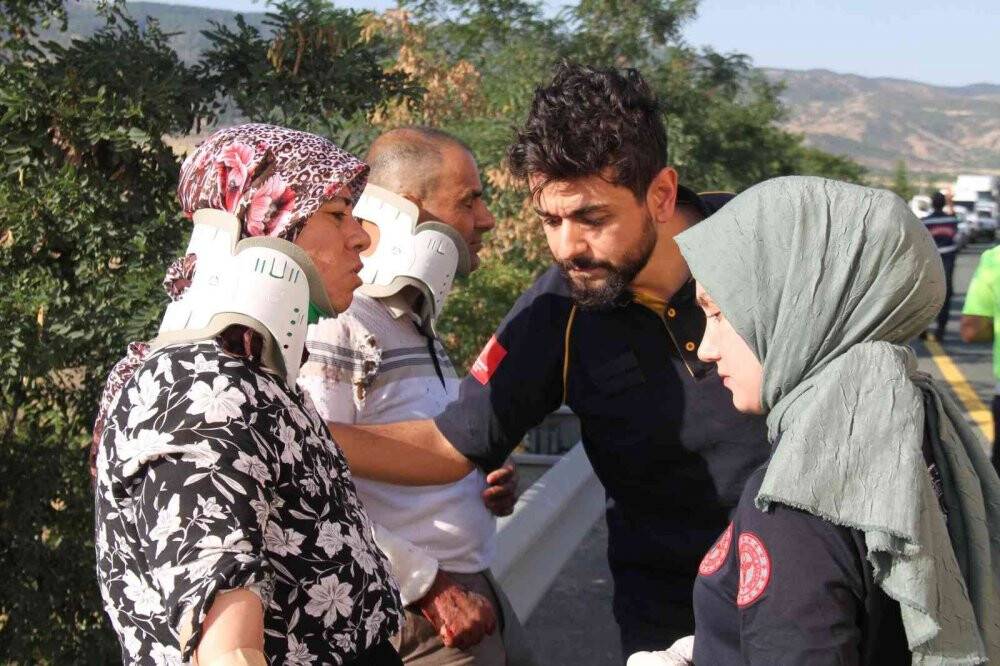 Düğünden dönen minibüs yan yattı: 14 yaralı