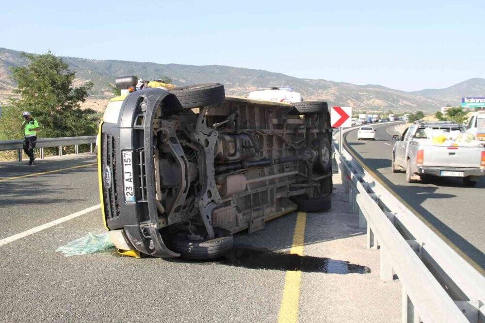 Düğünden dönen minibüs yan yattı: 14 yaralı
