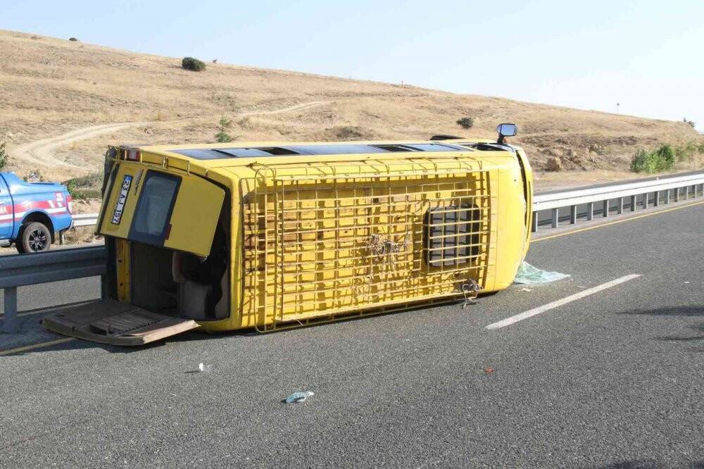 Düğünden dönen minibüs yan yattı: 14 yaralı